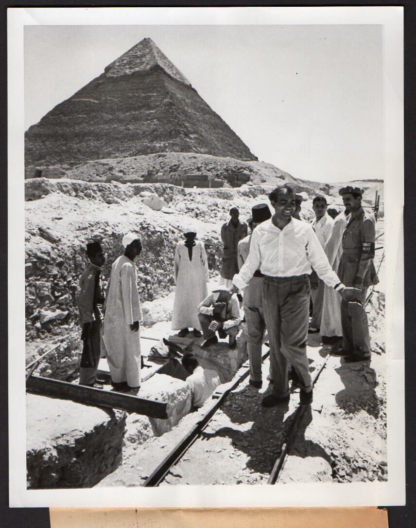 EGYPTIAN ARCHAEOLOGIST at King Cheops solar boat excavation PYRAMID 1954 Photo